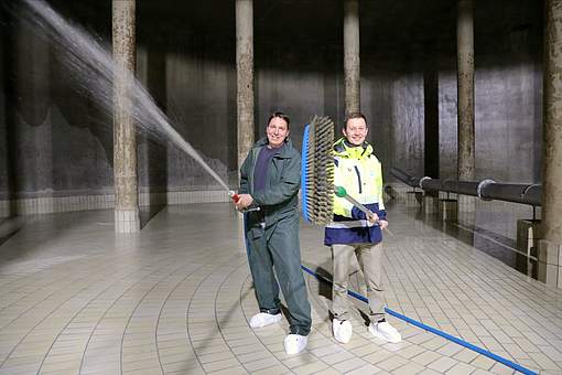 Mitarbeiter der Stadtwerke Bayreuth reinigen den Hochbehälter auf dem Eichelberg